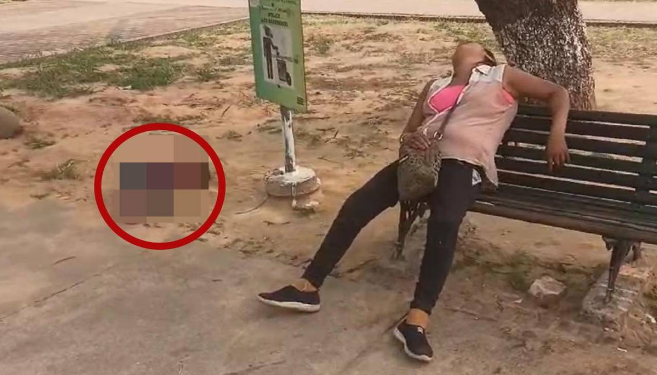 Niña duerme en plena plaza a unos metros de su madre, que luce totalmente inconsciente