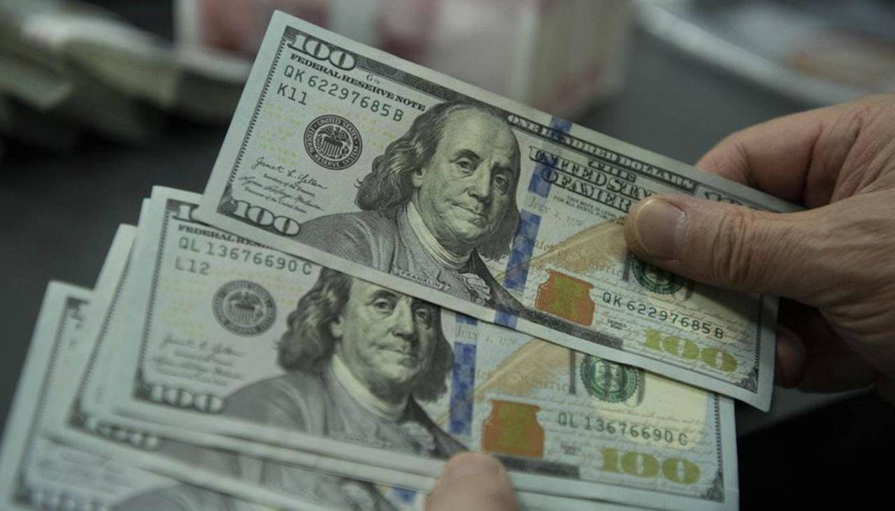 Baja la cotización referencial del dólar y en el mercado paralelo en Bolivia 