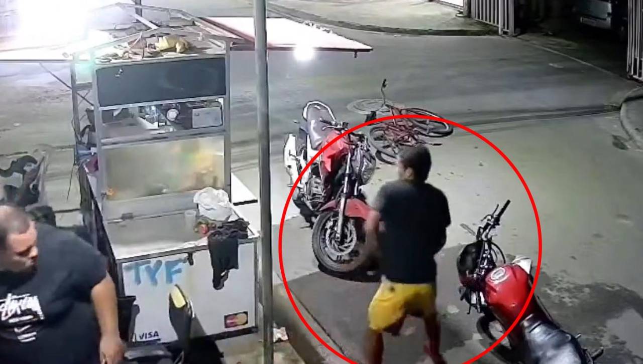 Imágenes sensibles: Hombre muere por hemorragia tras atropellar a un perro suelto en la calle