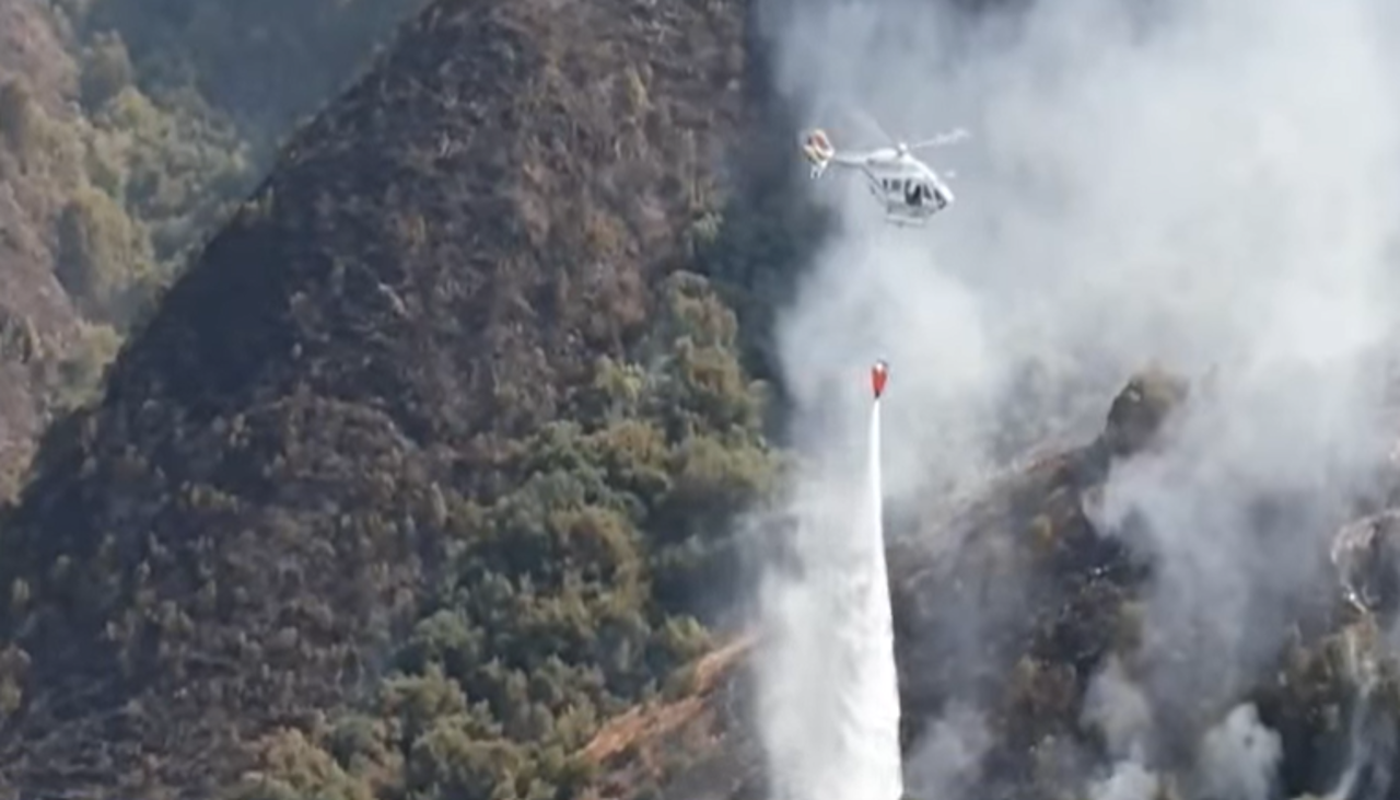 Bomberos controlan incendio en la serranía de Sama y destacan trabajo conjunto después de tres días de lucha