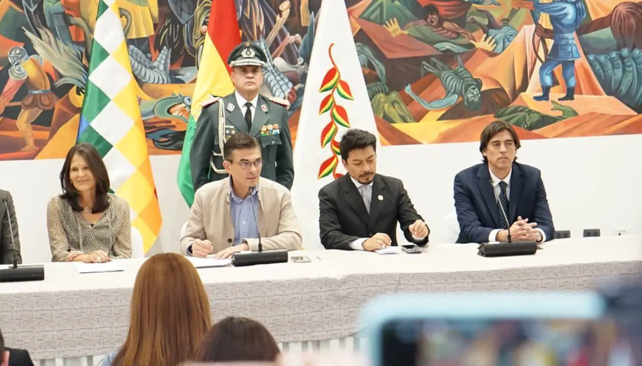 Paz decreta ingreso de Starlink y otros gigantes tecnológicos a Bolivia y anuncia 17 mil becas en el área