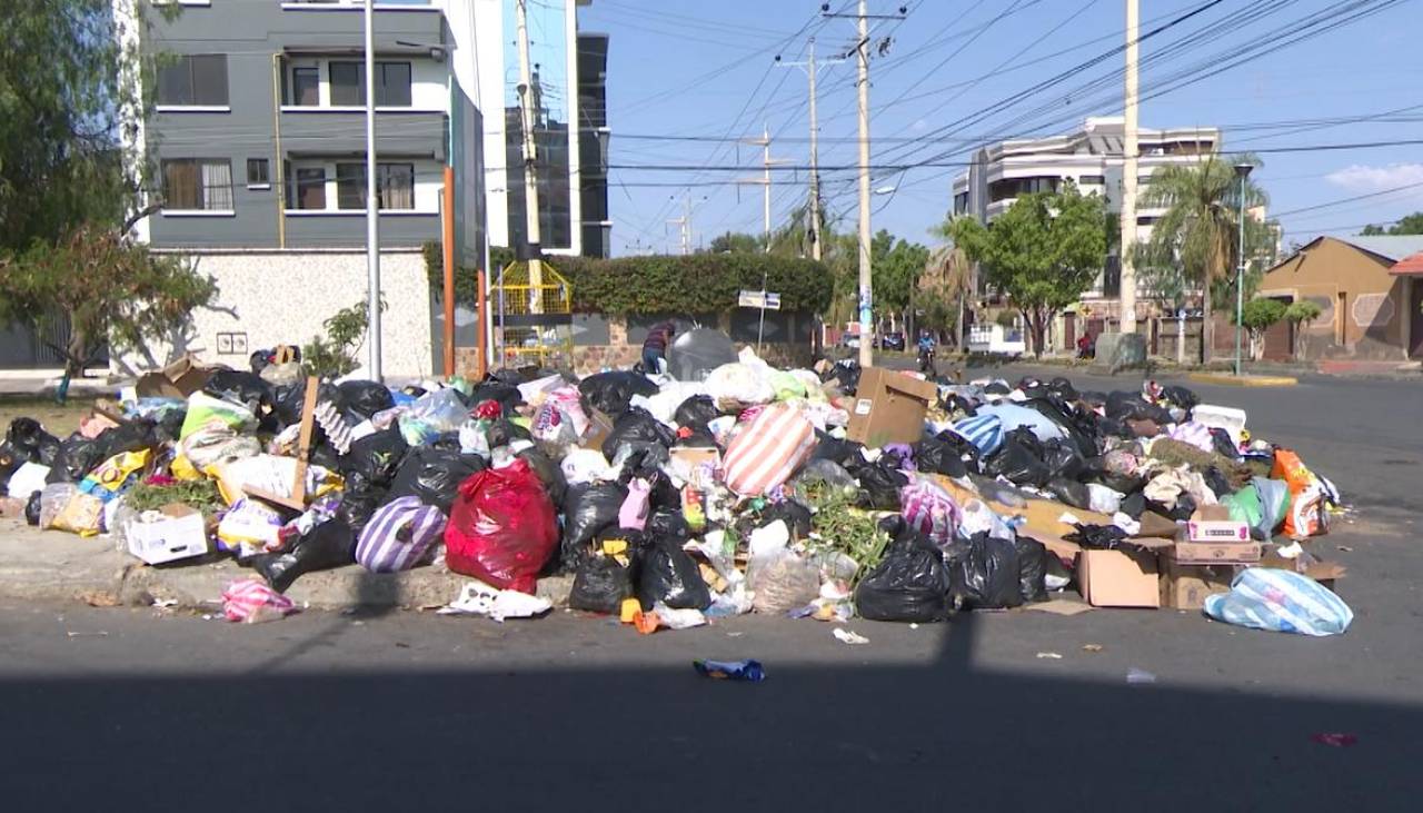 Cinco días de bloqueo sin solución en K’ara K’ara y la basura se acumula más en las calles de Cochabamba 