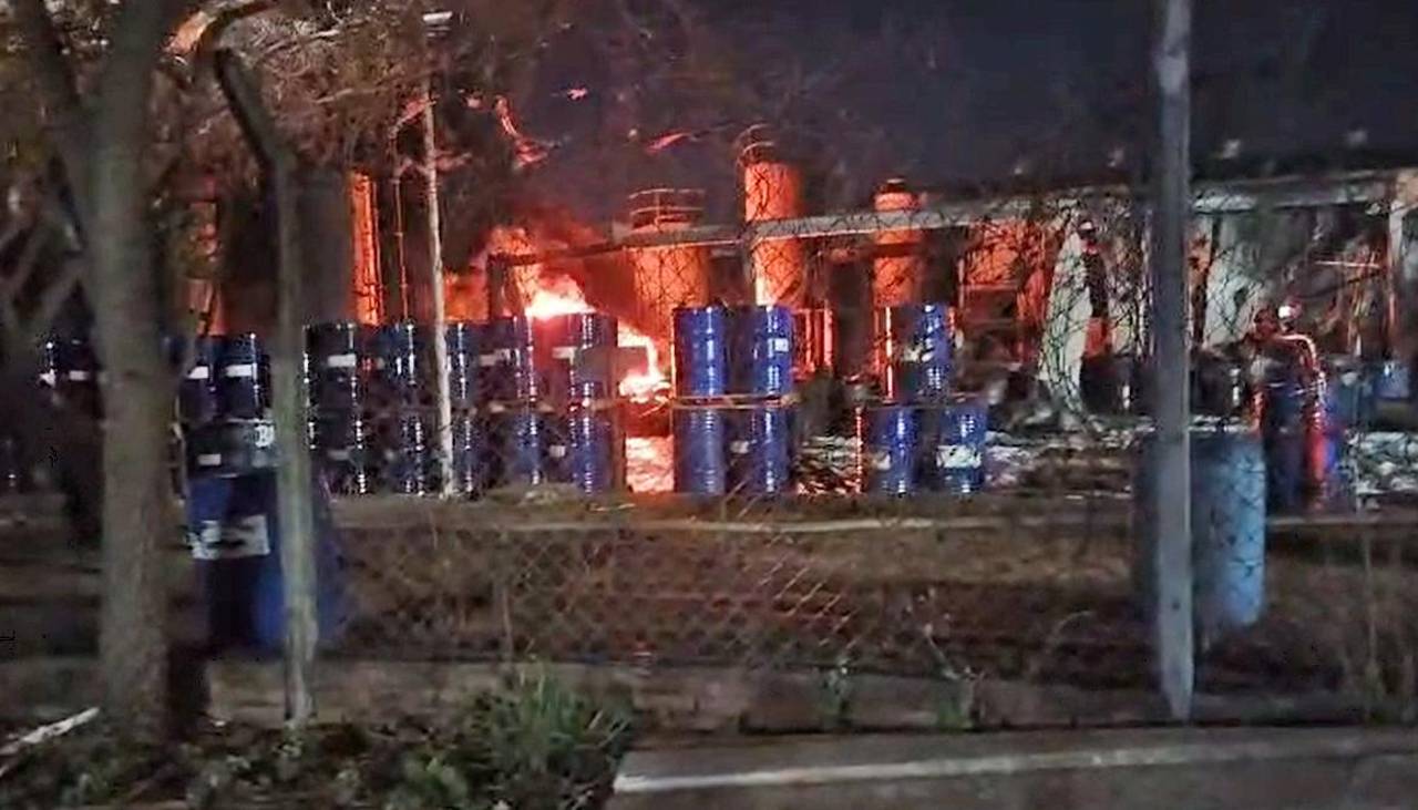 Santa Cruz: Tras más de 14 horas, incendio en una empresa del Parque Industrial sigue sin ser sofocado