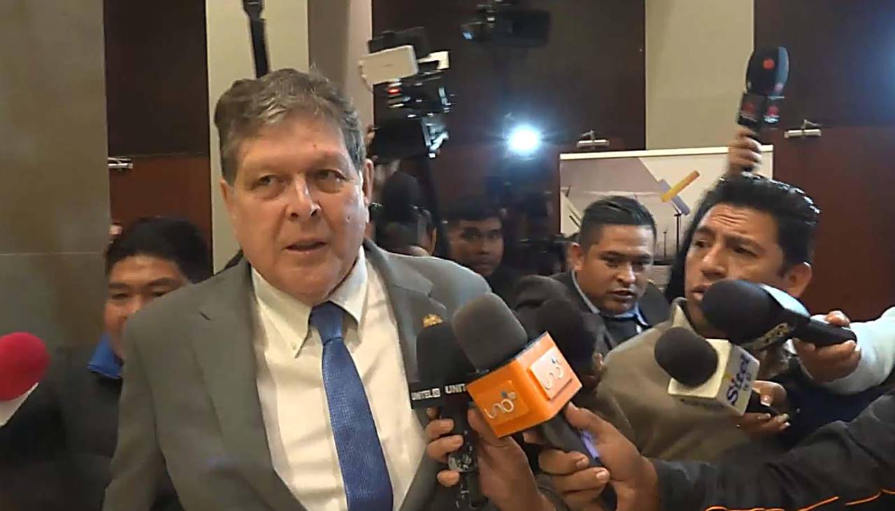 Video: Ministro Blanco trata de evadir a la prensa cuando le consultan sobre las filas por diésel