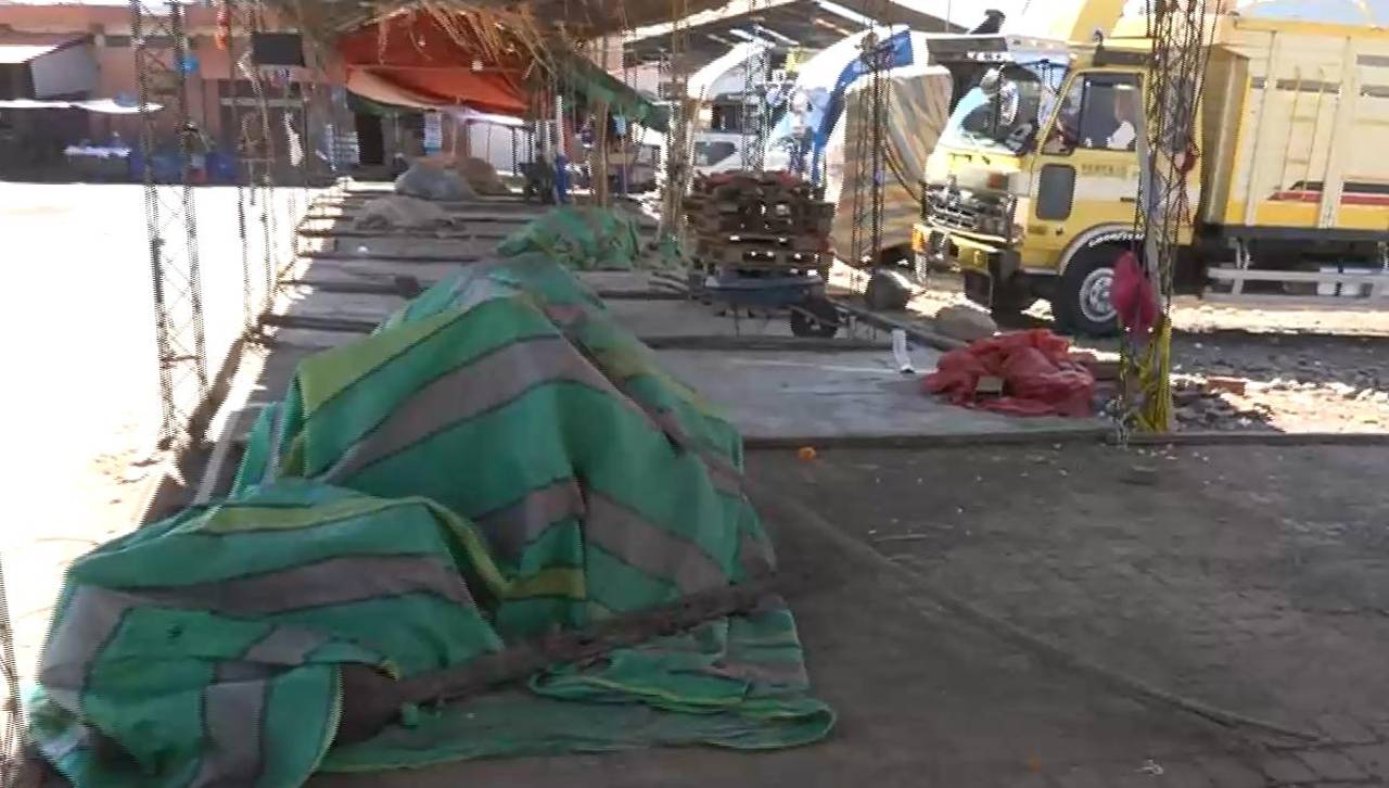 Puestos cerrados y sin fruta en el mercado campesino de Cochabamba por los bloqueos