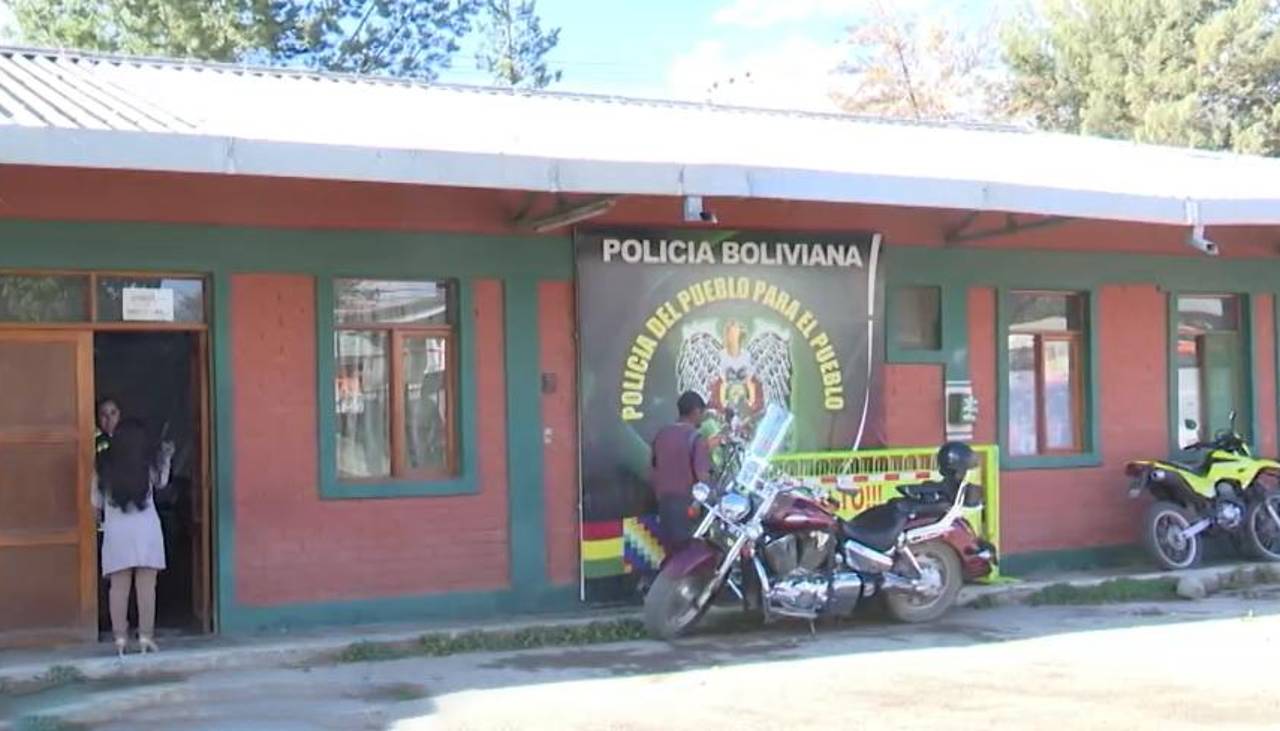 Policía atropella y causa la muerte de una madre que iba con su hija en bicicleta