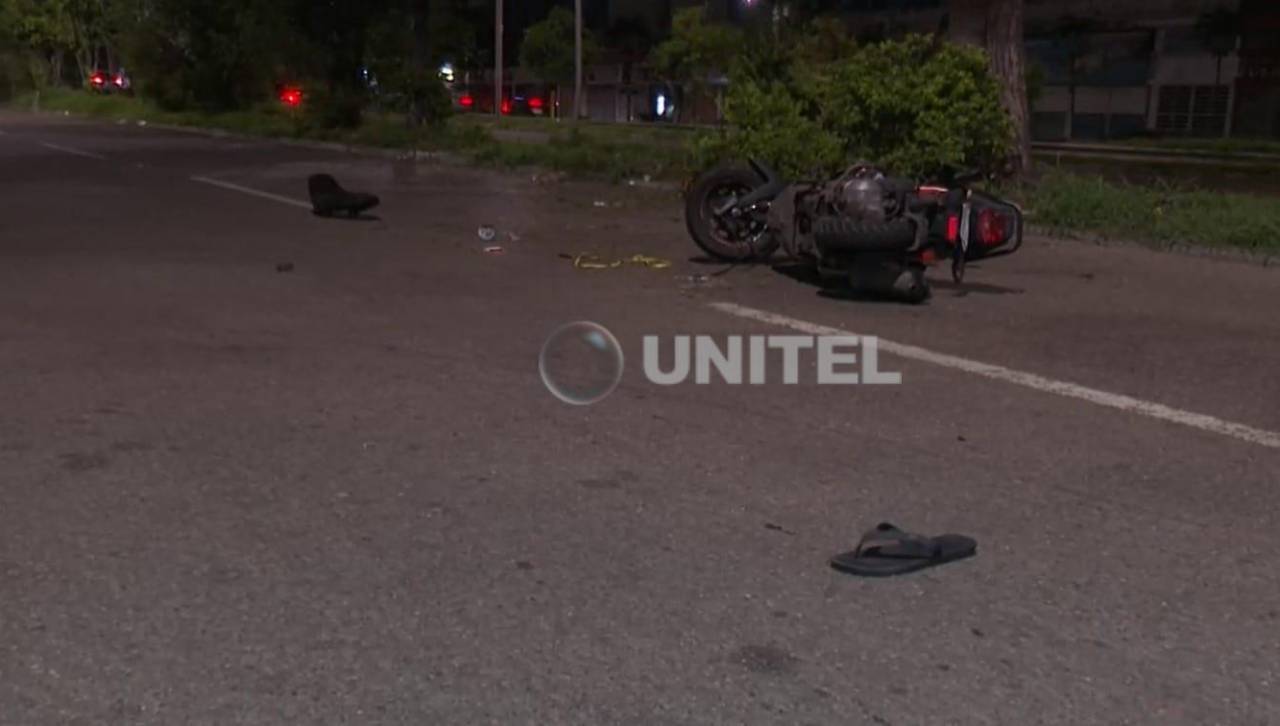 Motociclista fallece tras chocar con cordón vial y caer al asfalto