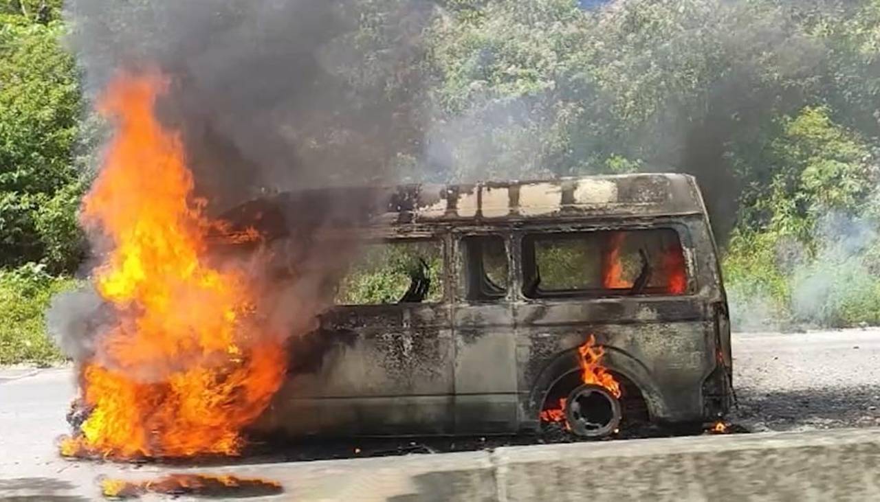 Mujer resulta herida luego de que el minibús en el que viajaba se incendiara; el conductor huyó