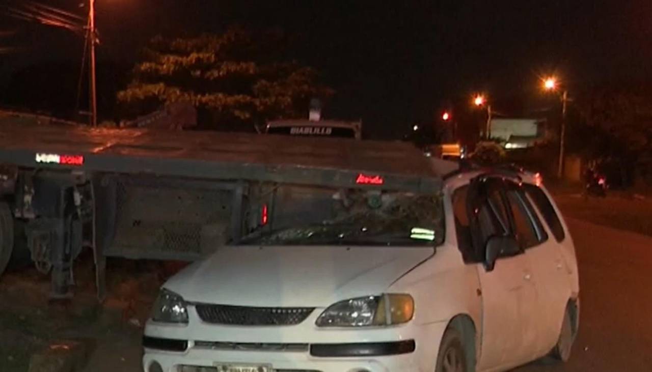 Conductor de auto que chocó contra una grúa fue auxiliado por vecinos y está internado