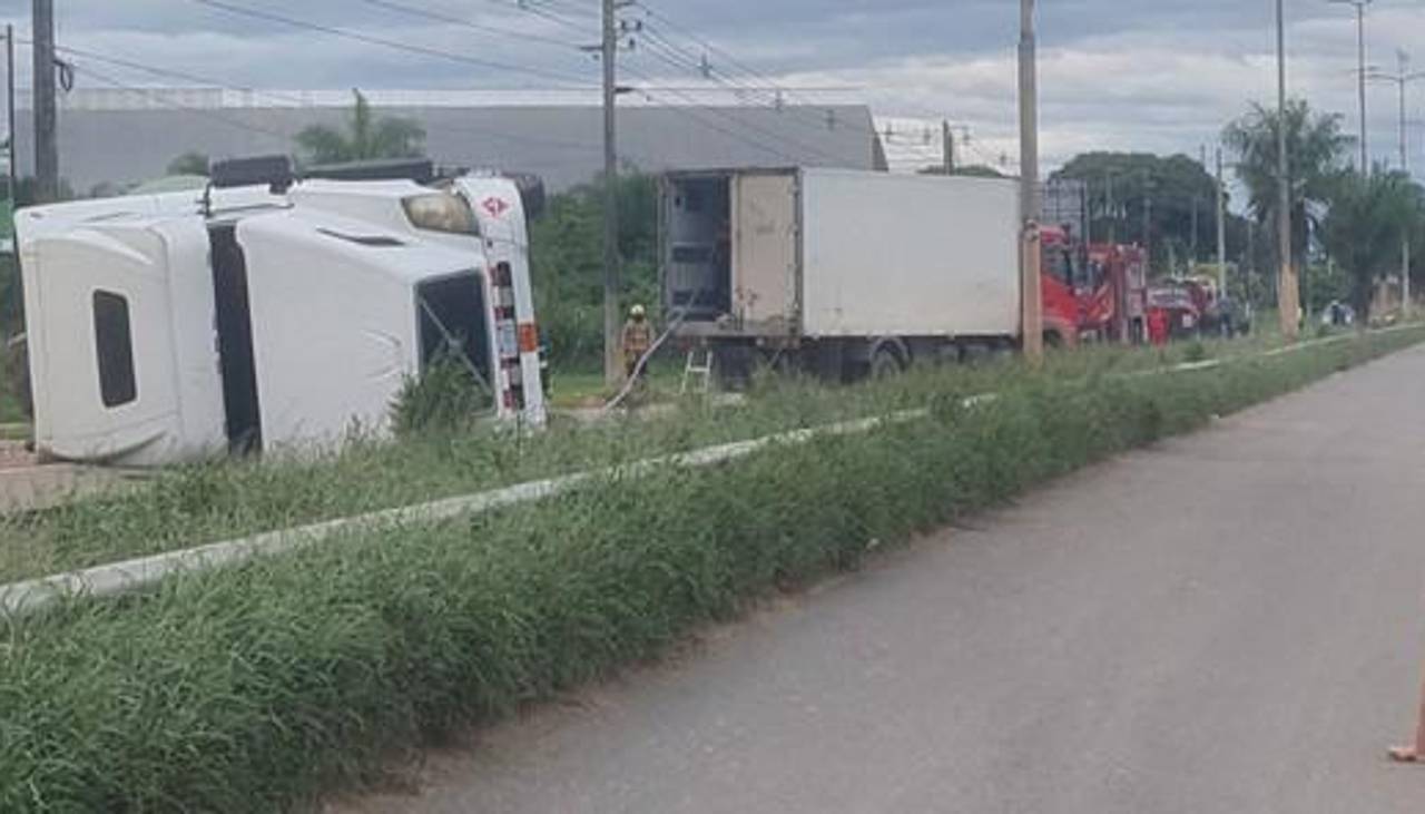 Por una cisterna volcada, hay un corte temporal en la ruta Santa Cruz – Warnes