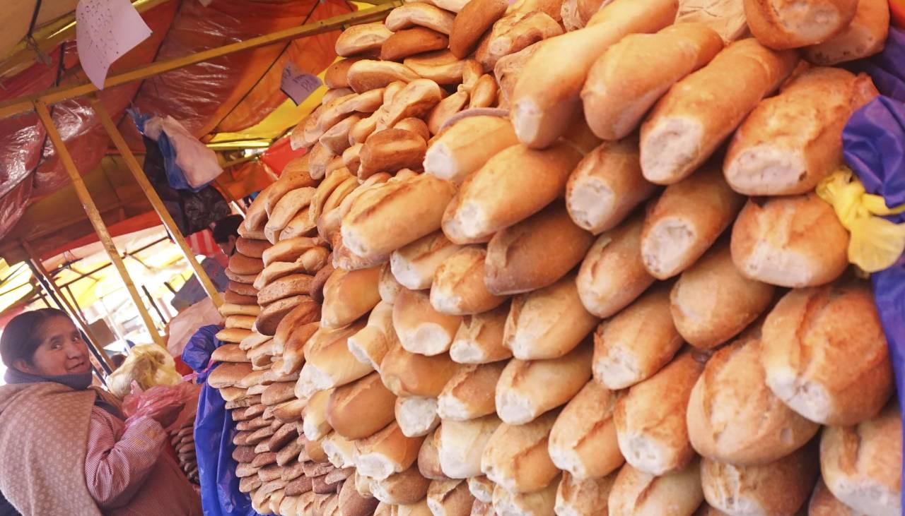 Confederación de panificadores y Emapa acuerdan provisión de insumos y mantener precio del pan a 50 centavos