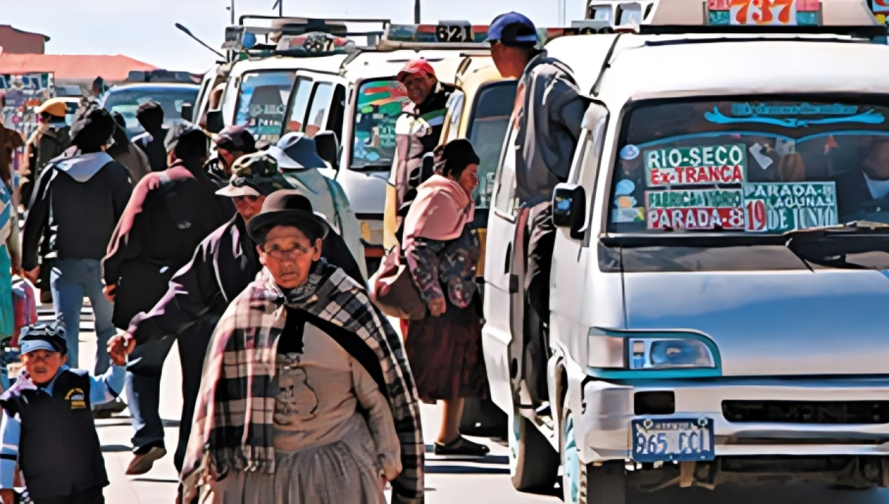 El Alto: Denuncian que minibuses ya están cobrando Bs 2 en las noches y continúan con el trameaje 