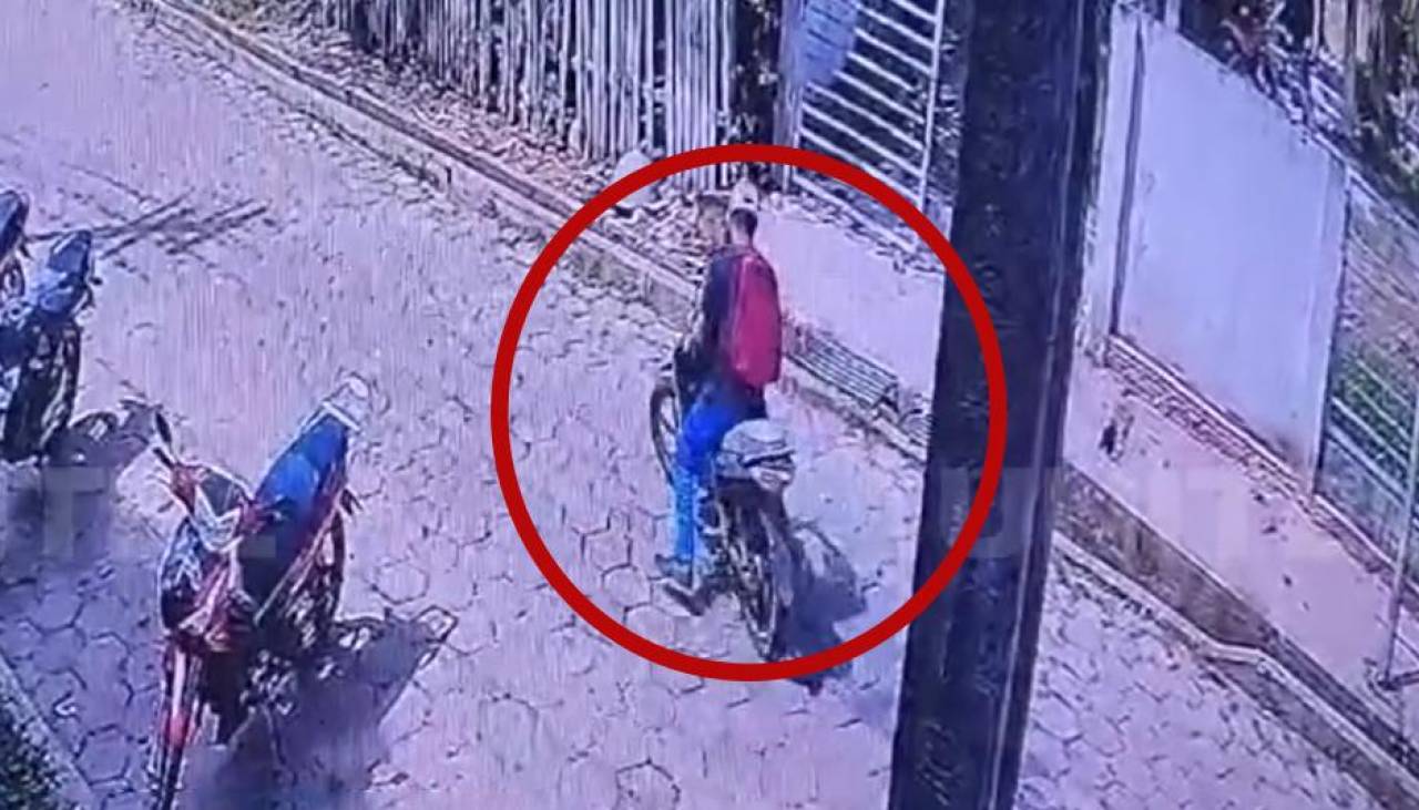 Video: A plena luz del día, sujeto roba una motocicleta afuera de un centro de salud en Cobija