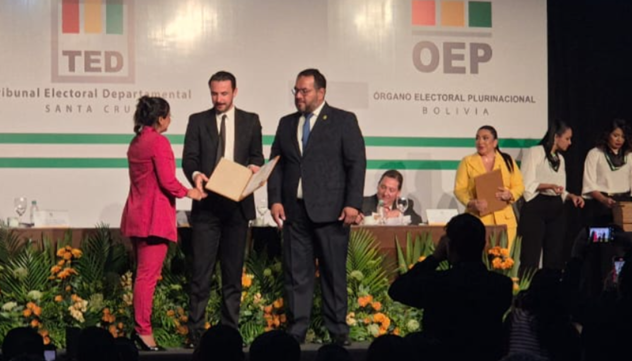 Velasco recibe su credencial como gobernador electo y anuncia auditoría a la Gobernación cruceña