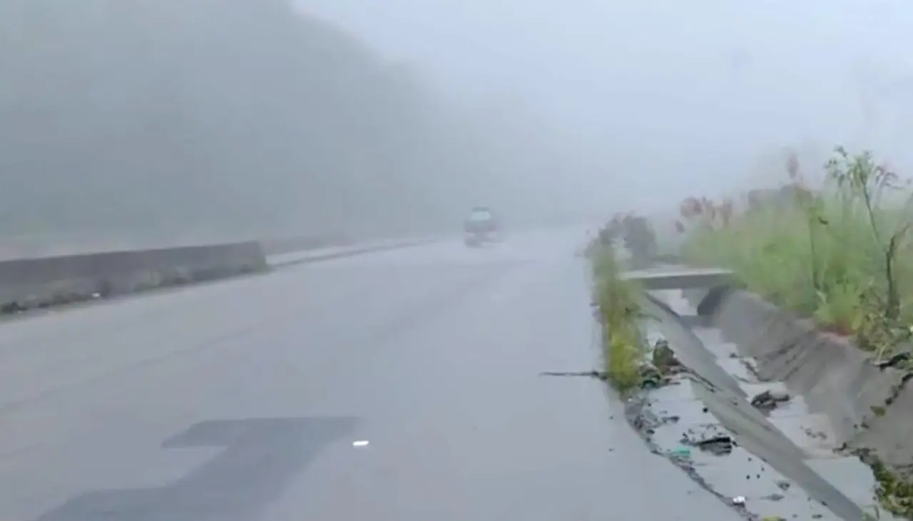 ¡Precaución! Las lluvias y una densa neblina afectan la visibilidad en la carretera al trópico