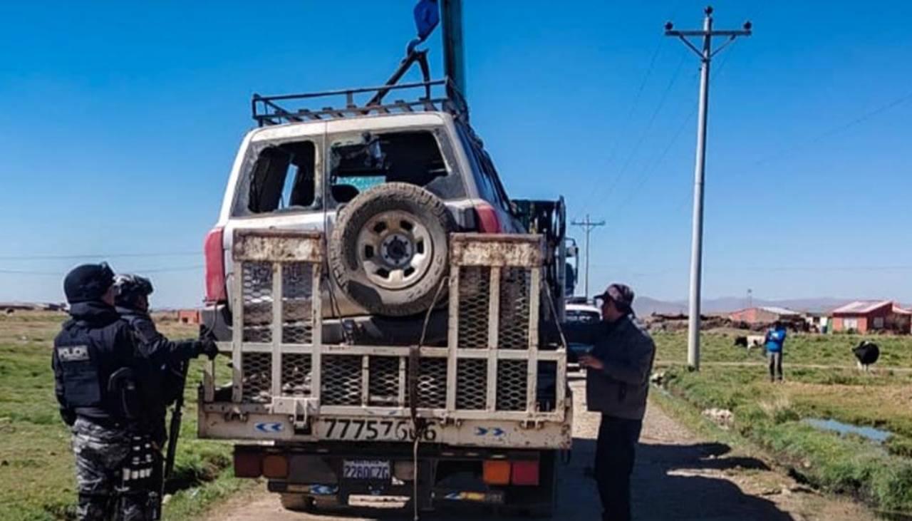 Apedrean vehículo de la Aduana en la carretera Laja–El Alto y dejan dos funcionarios heridos