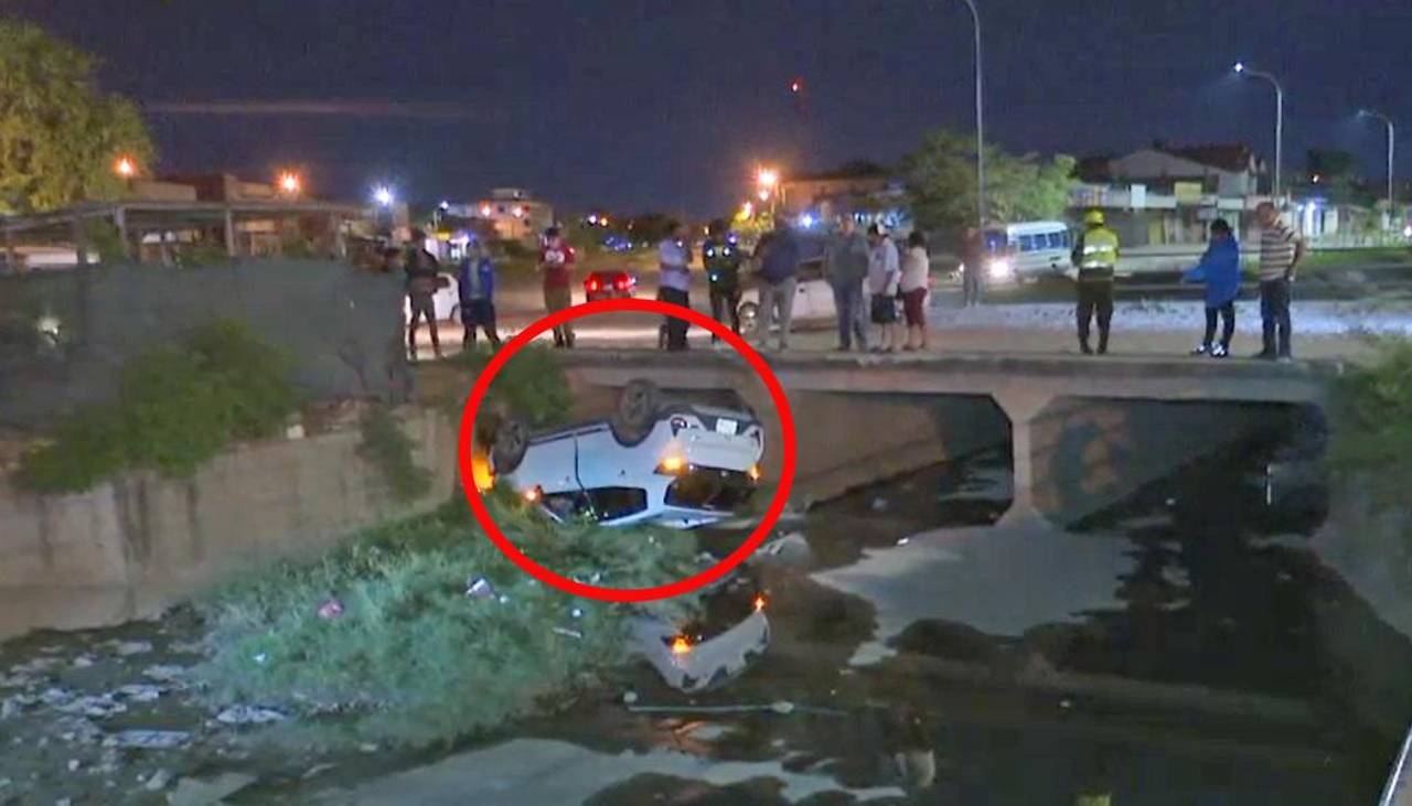 Aparatoso accidente deja un vehículo volcado dentro de un canal y dos heridos