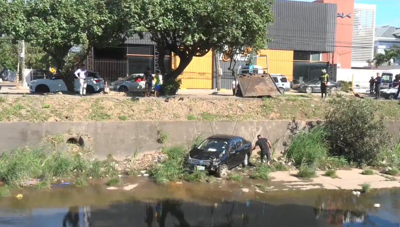 Conductor abandona su vehículo tras chocar contra un árbol y caer a un canal de drenaje