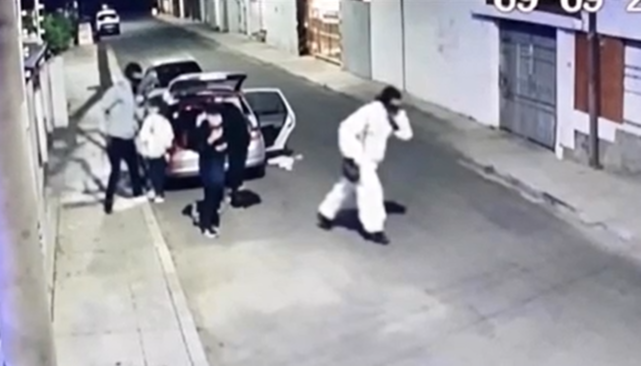 Salen a la luz imágenes de la fuga de los atracadores de una joyería y el momento en el que abandonan el vehículo