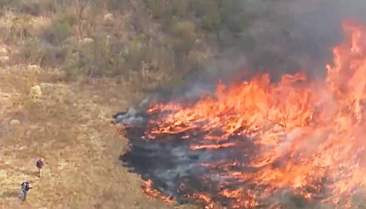 Con baldes y mochilas para agua, pobladores de Totora combaten el fuego reactivado por el viento