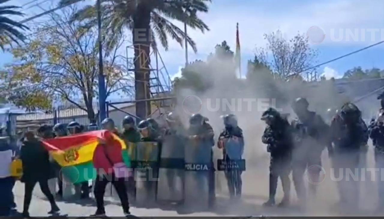 Tres policías quedaron heridos por explosivo lanzado por evistas en puertas de YPFB en Cochabamba