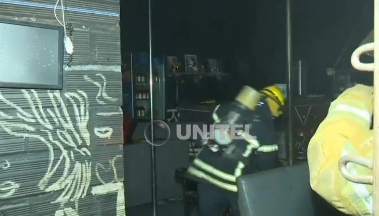 Fuego provoca pérdidas en un local nocturno y presumen que fue por un corto circuito