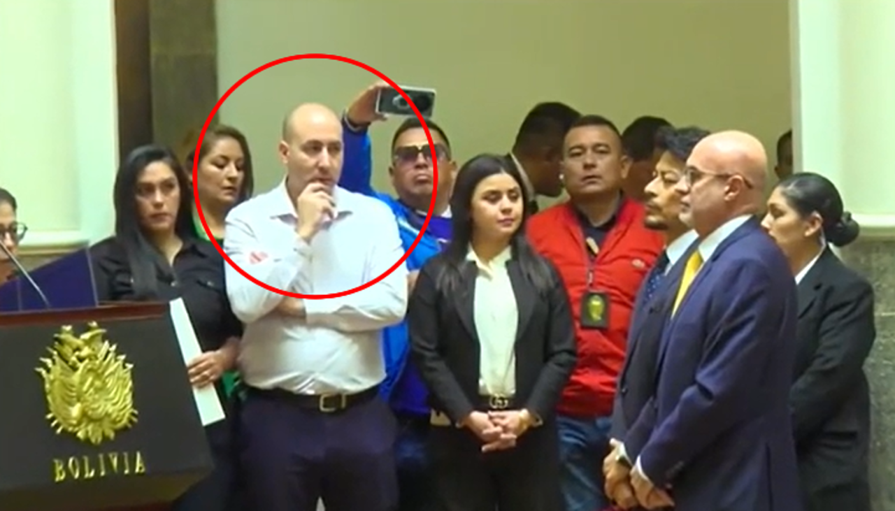 Imágenes muestran a Cerimedo junto a ministros en acto de juramentación oficial