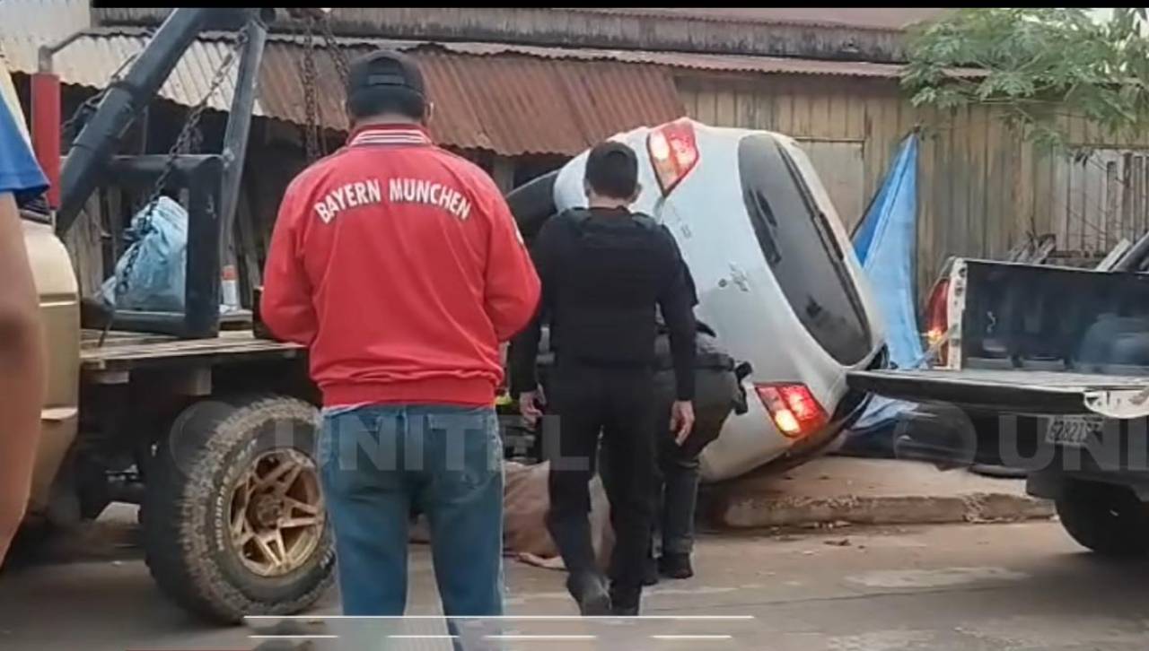 Aún no dan con el chofer que huyó tras chocar su auto contra un puesto de frutas y provocar la muerte de una persona