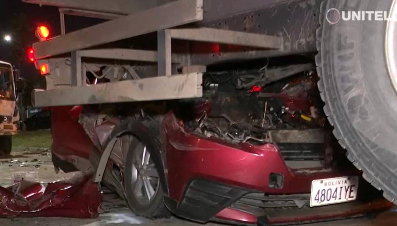 Sobrevivió a triple colisión: vecinos ayudaron a sacar a conductor de un auto que quedó destrozado