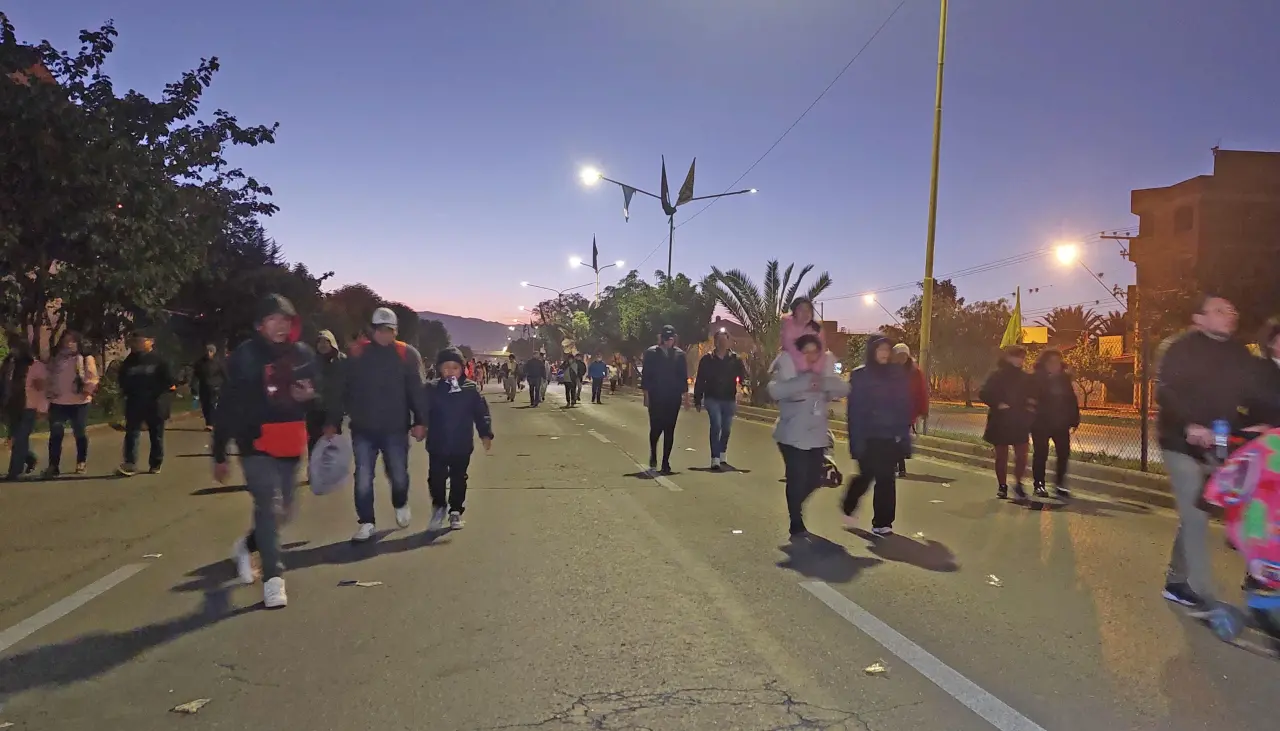Con fe y devoción, feligreses realizan la peregrinación hasta el Santuario de la Virgen de Urkupiña 