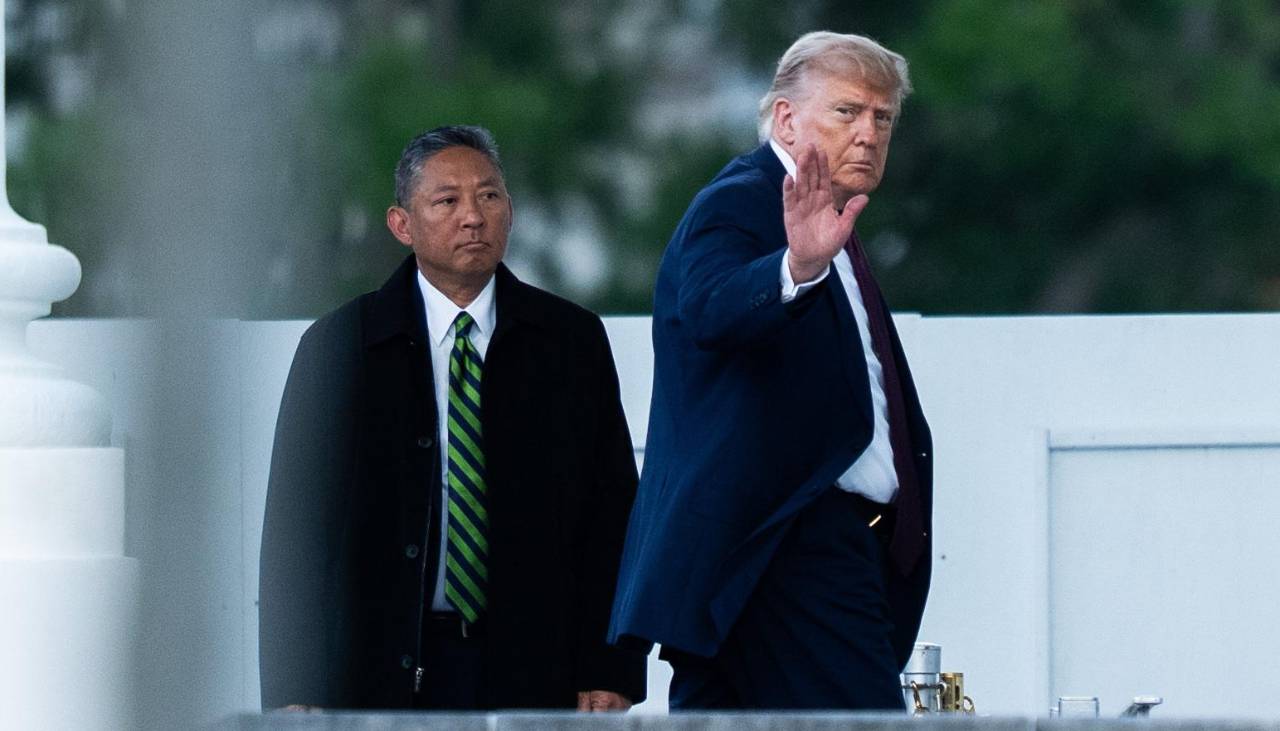 Trump ordena investigar por qué los precios de la gasolina no bajan