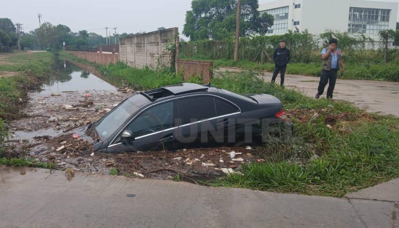 Lluvia en Santa Cruz: Auto se metió a un canal de drenaje y se reportan zonas inundadas