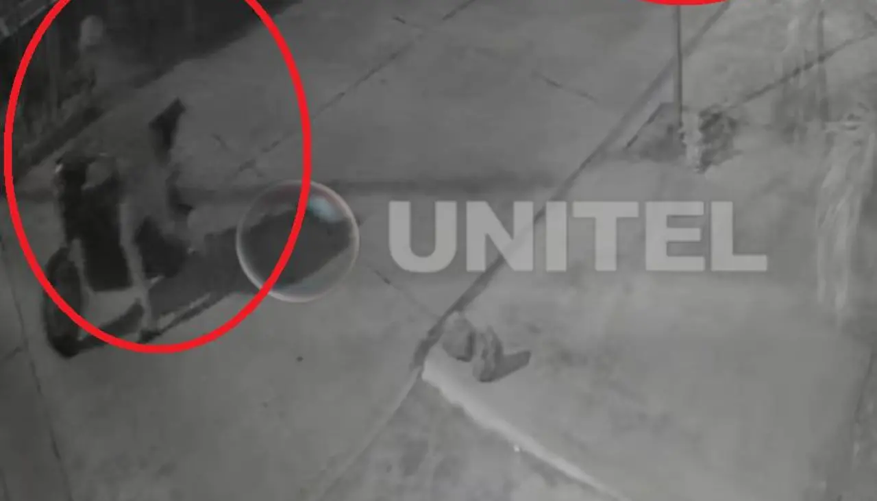 Video: Delincuentes roban una motocicleta y se alejan empujándola unos metros