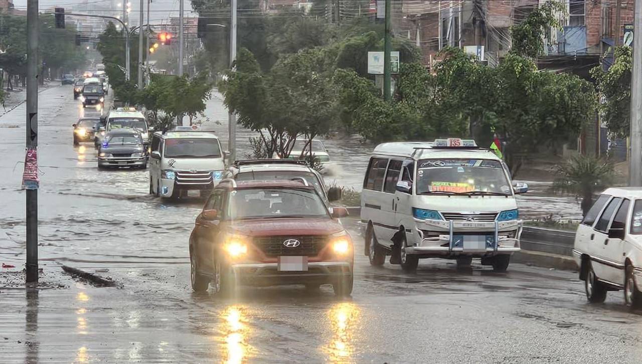 Intensas lluvias en Cochabamba dejan calles y avenidas inundadas que afectan la transitabilidad