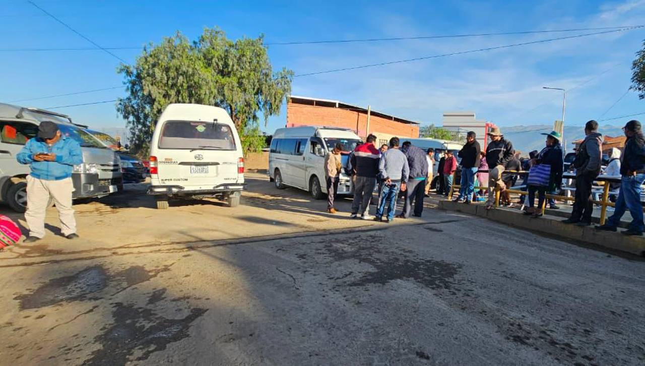 Transporte libre de Cochabamba bloquea el ingreso a la Refinería de Valle Hermoso por la calidad del combustible