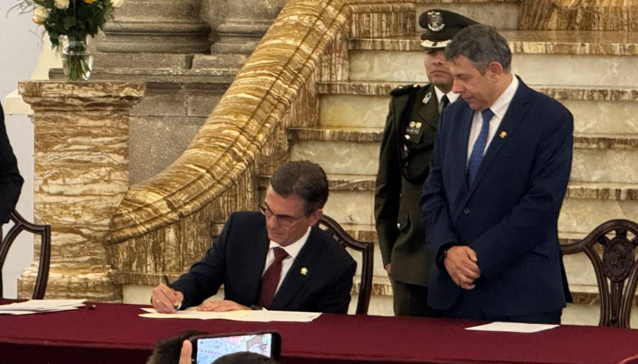 Rodrigo Paz promulga ley para suspender al fiscal general y designar un interino