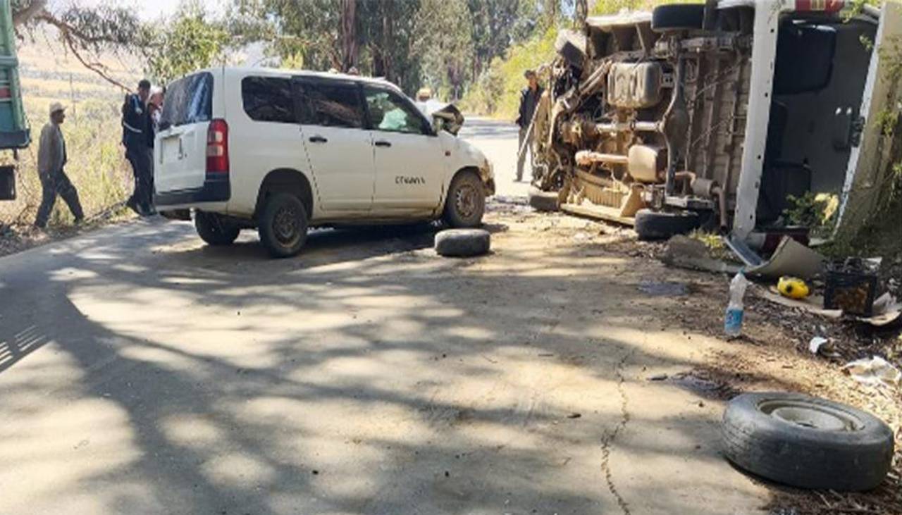 Dos muertos y 12 heridos tras choque frontal entre una vagoneta y un minibús