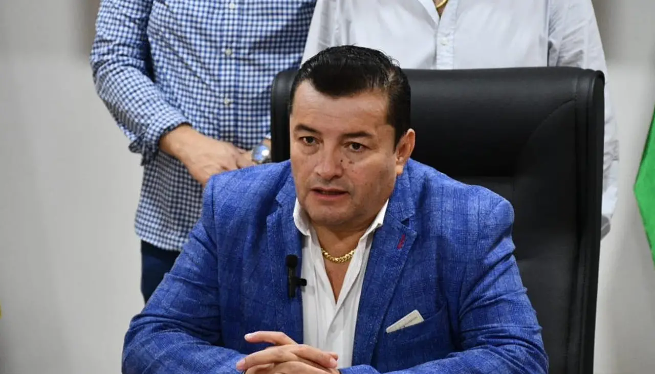 Jhonny dice que en su viaje al exterior tuvo reuniones “fructíferas”; concejales creen que el alcalde se ausenta para “pasear”