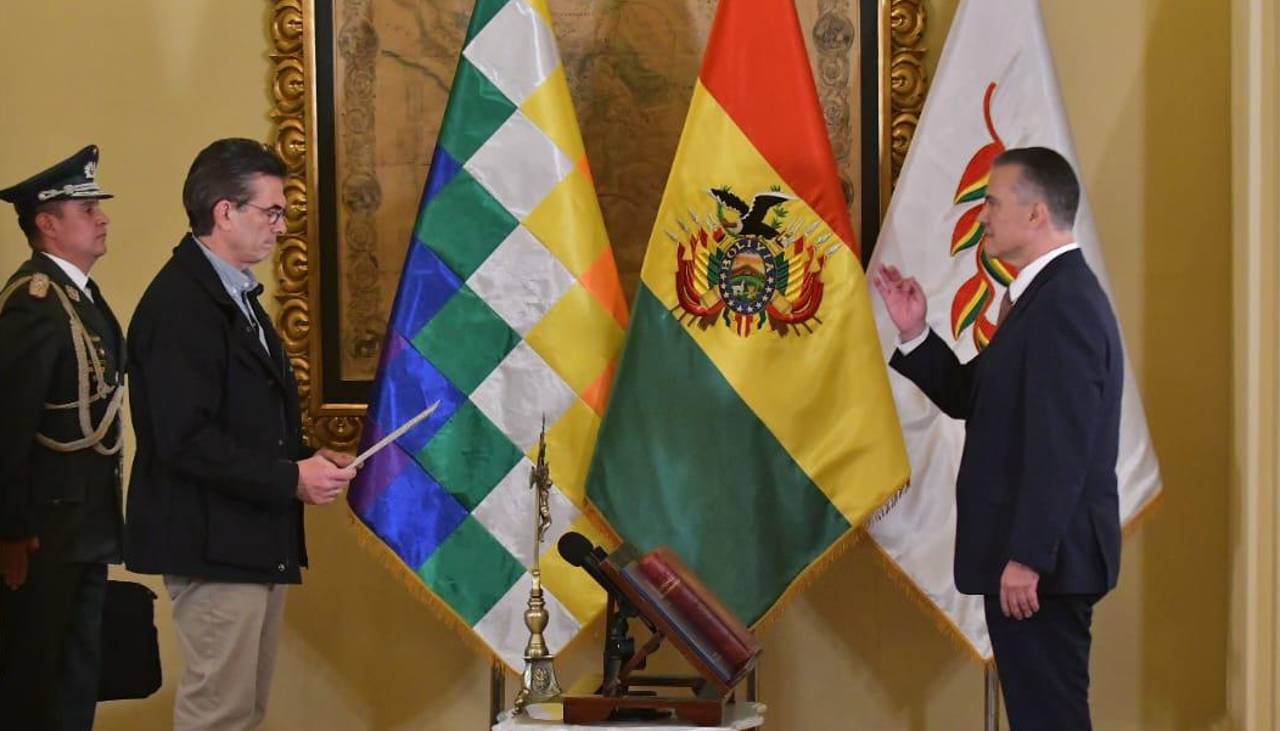 Paz posesiona a Ernesto Justiniano como ministro de Defensa en medio de las movilizaciones 