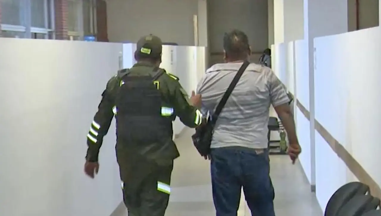 Conductor intenta darse a la fuga tras impactar a motocicleta y dejar heridos en la vía