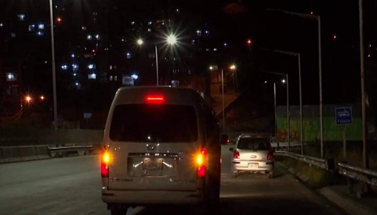 Falta de iluminación en varios tramos de la autopista de La Paz provoca accidentes, denuncian choferes