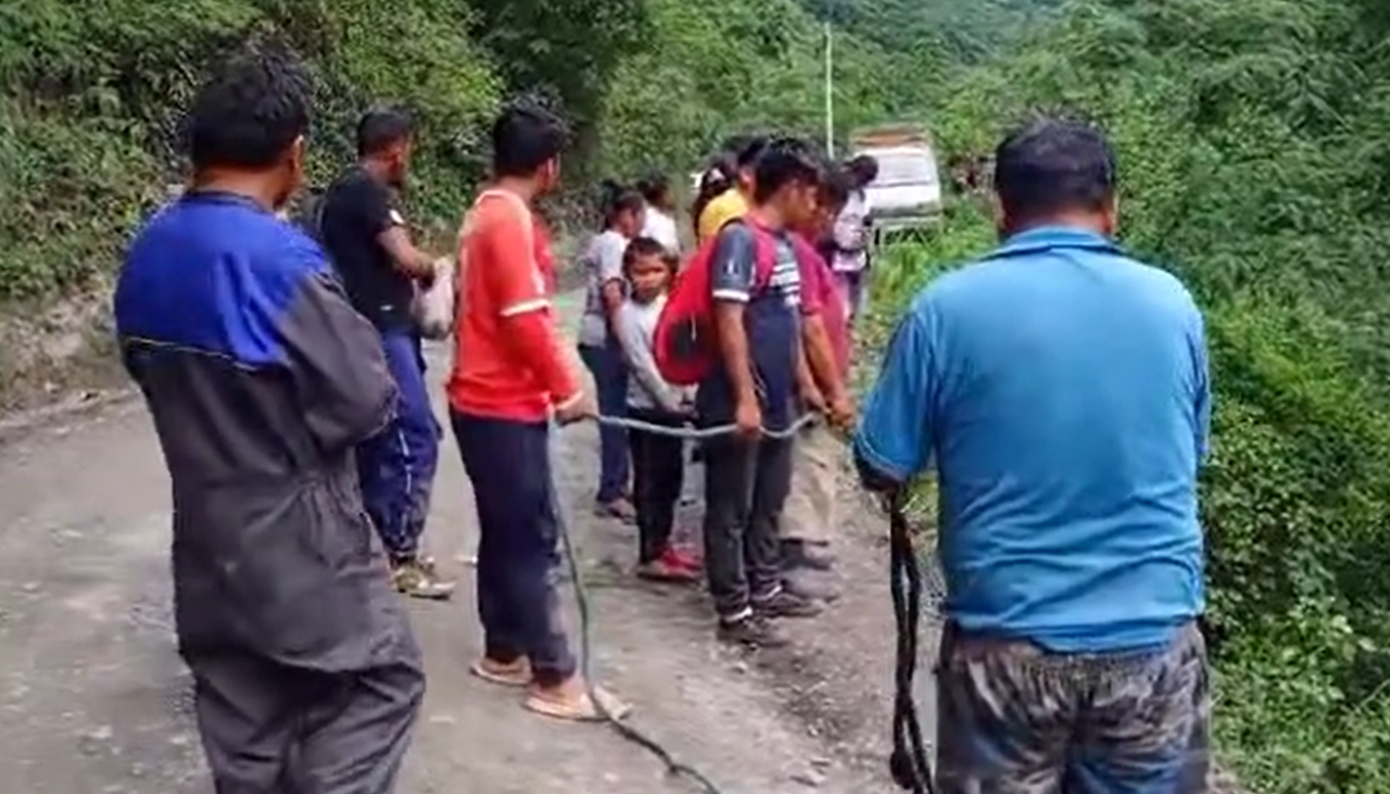 Consternación en los Yungas: Vehículo cae en un río, hay tres desaparecidos y un herido