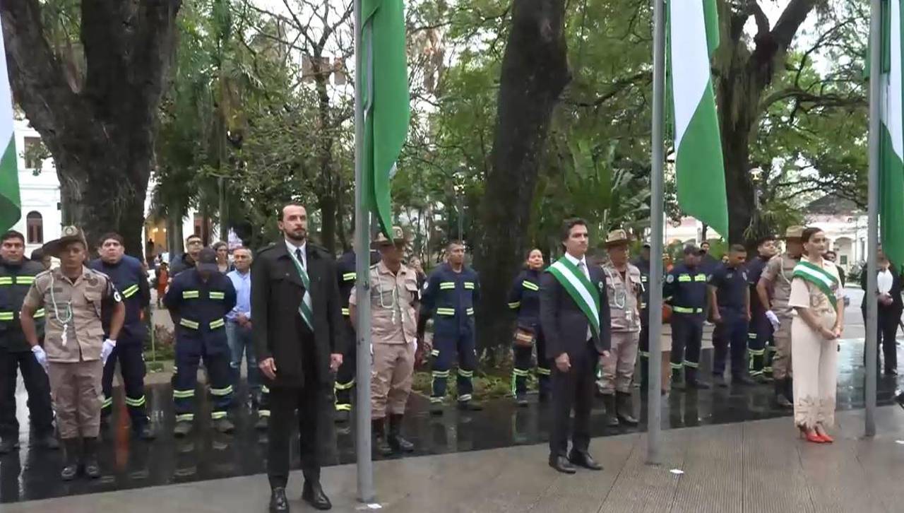 Iza de banderas: Saavedra destaca a Santa Cruz como tierra de oportunidades y Velasco dice que en septiembre se resolverá falta de combustible