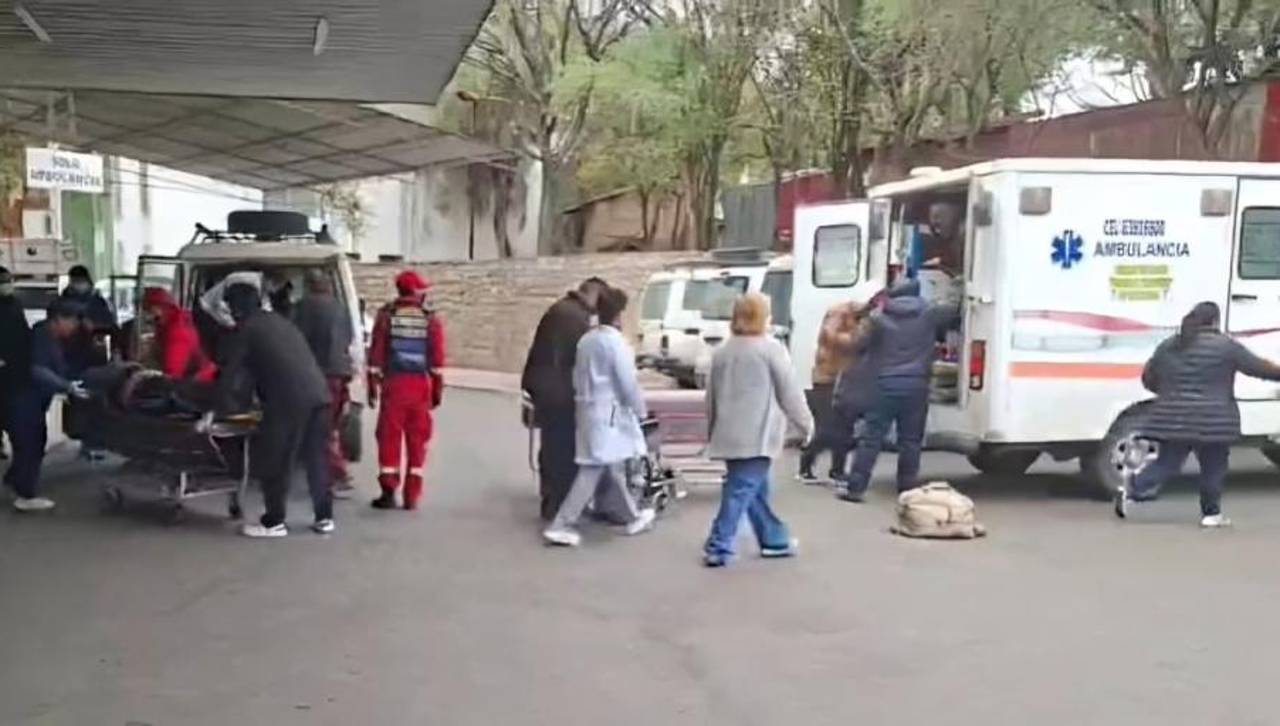 Al menos tres fallecidos y varios heridos luego de que un bus con pasajeros volcara en la ruta a Tarija