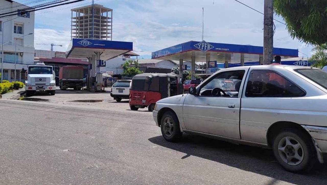 Filas persisten en surtidores cruceños y ministro Medinaceli dice que el fin de semana “esto debería estar regularizado”