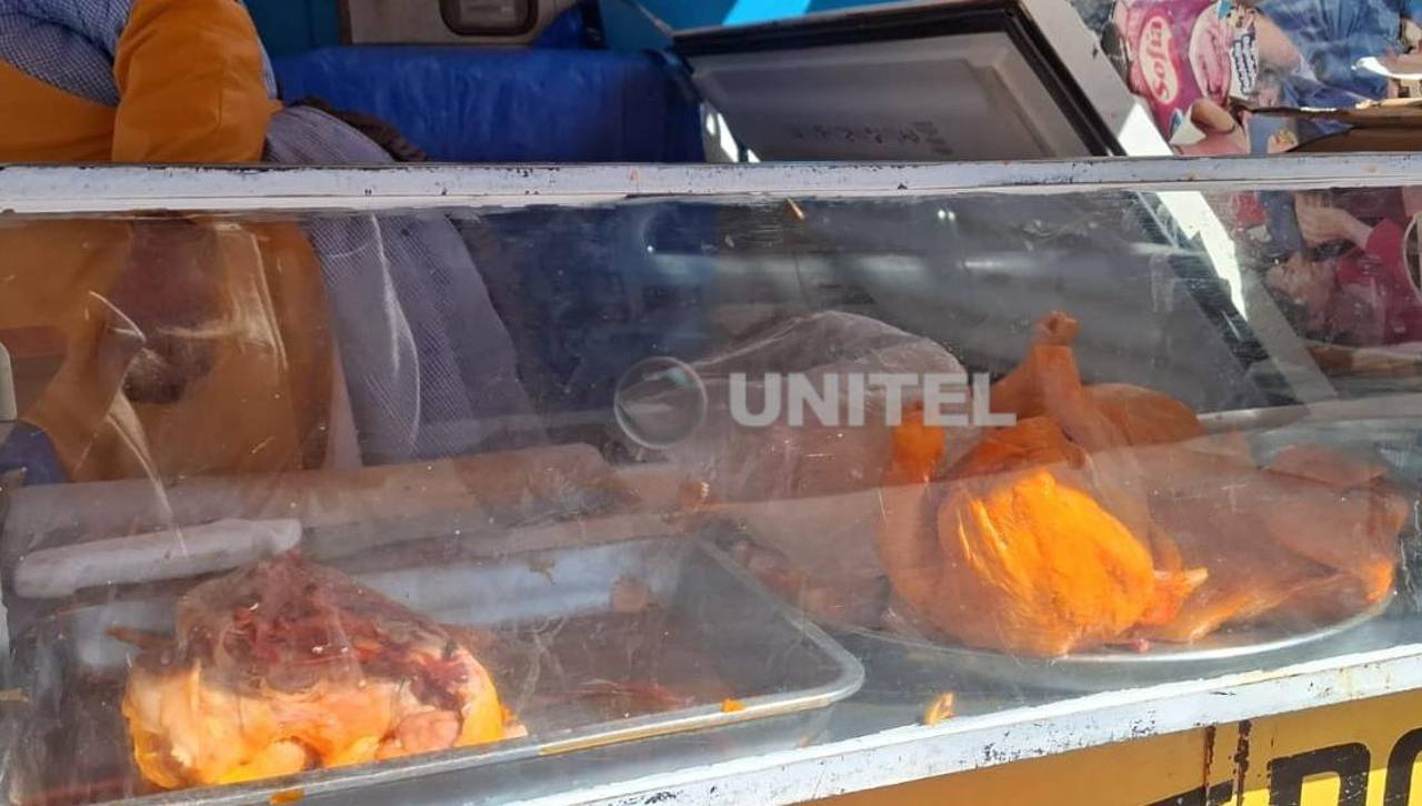 Comerciante denuncia que saquearon y lanzaron piedras a su camión cuando transportaba pollo a La Paz