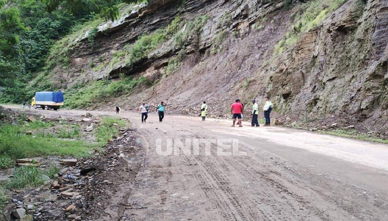 Santa Cruz: Derrumbes obligan a cerrar la ruta antigua a Cochabamba y la carretera a Abapó