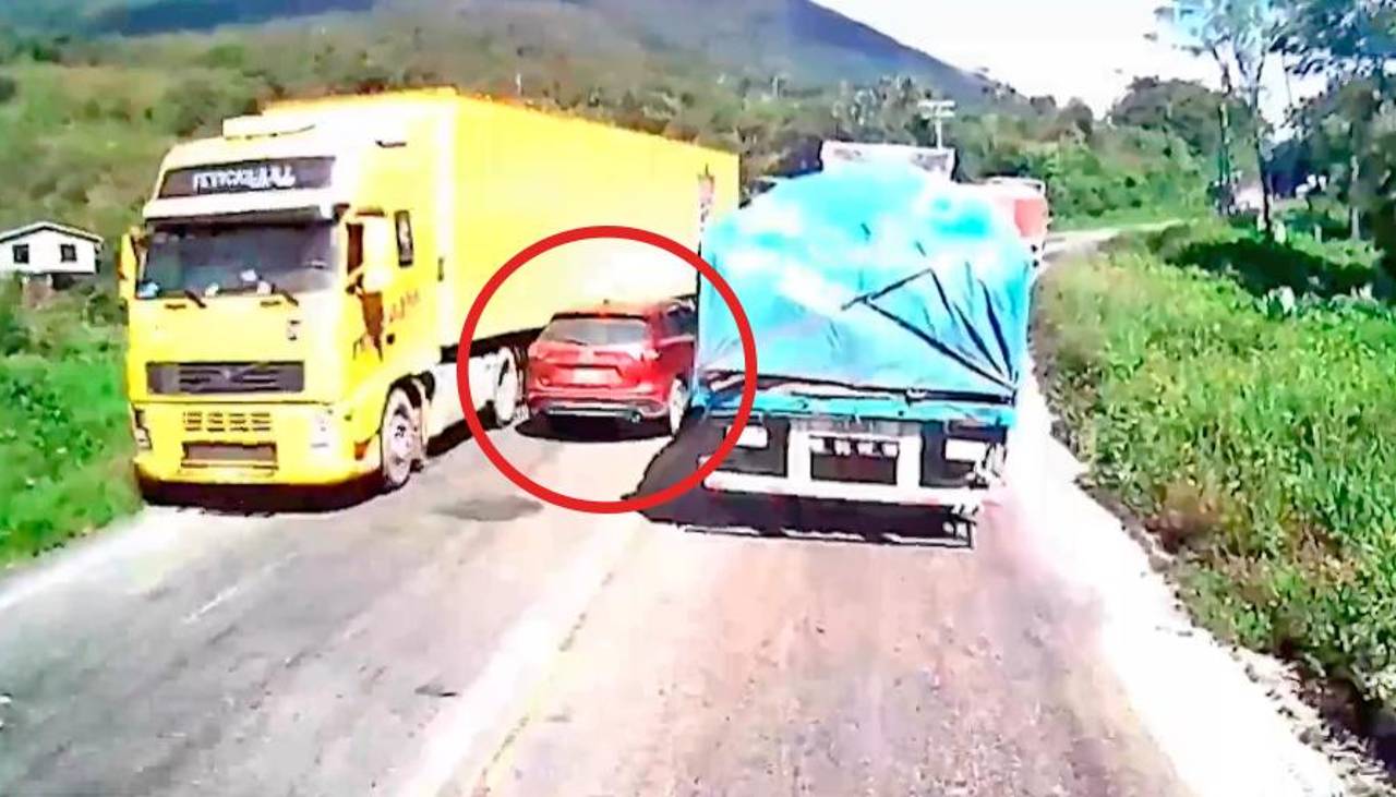 ¡Imprudencia! Conductor invade carril para adelantar a dos camiones y estuvo a punto de chocar con un tráiler