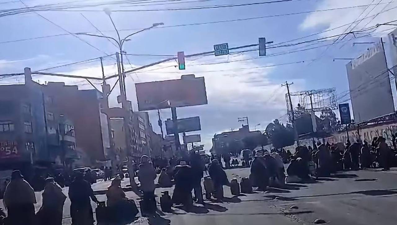 “No tenemos gas para cocinar”: vecinos bloquearon una avenida principal de El Alto para exigir garrafas