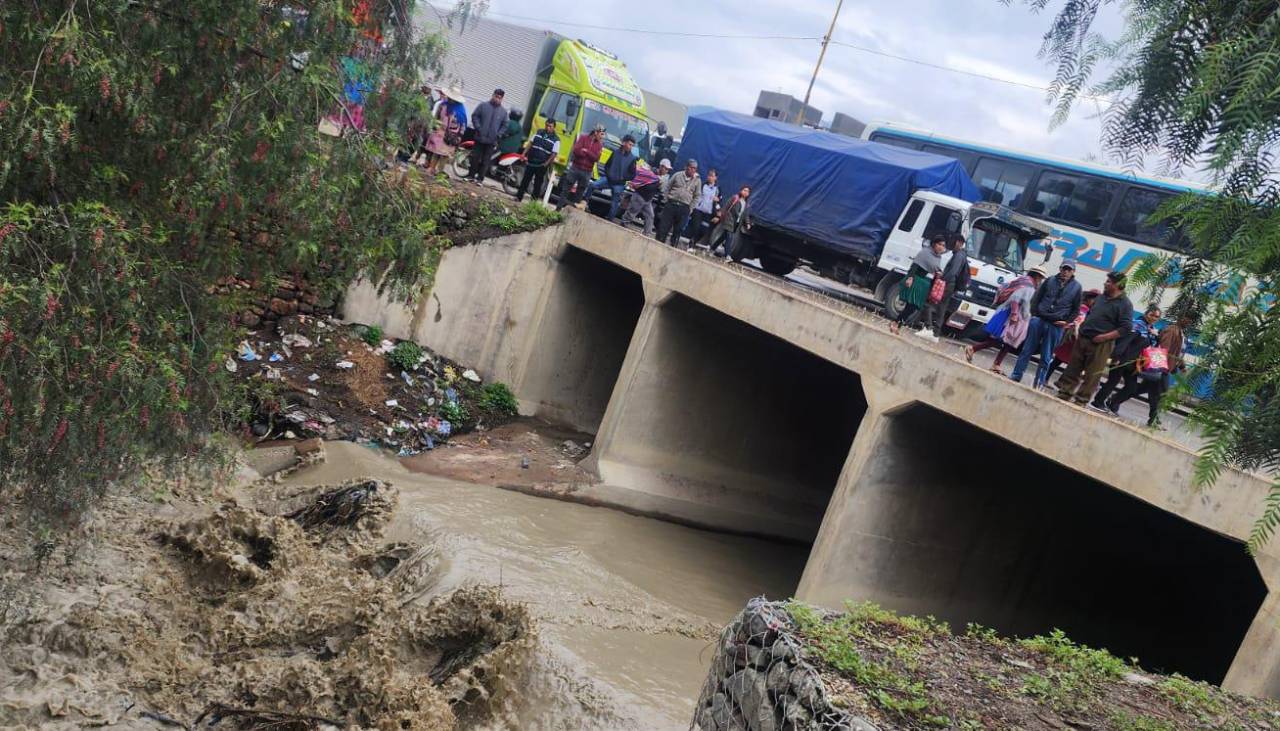 Hombre hallado sin vida intentaba esquivar un bloqueo y terminó cayendo al río con su bicicleta